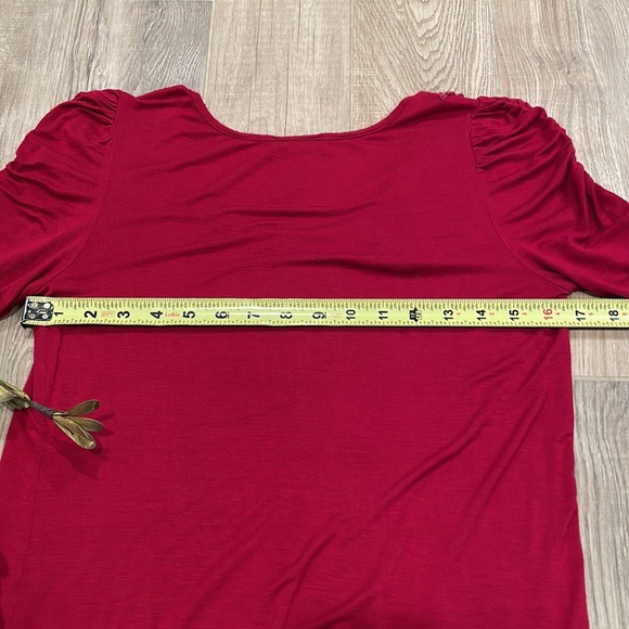 ❗️BUNDLE SALE 4 for $20 - 🎄RED Short sleeve TOP - Picture 7 of 8
